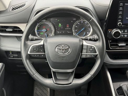 Used 2022 Toyota Highlander XLE AWD/4WD image 6