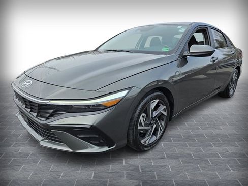 Used 2024 Hyundai Elantra SEL w/ Convenience Package image 3