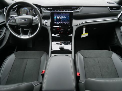 New 2025 Jeep Grand Cherokee Limited w/ Black Appearance Package image 20