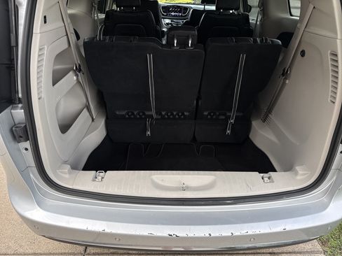 Used 2023 Chrysler Pacifica Touring-L FWD image 9