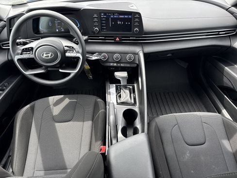Used 2025 Hyundai Elantra SE FWD image 27