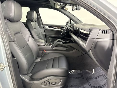 Certified 2025 Porsche Cayenne image 24