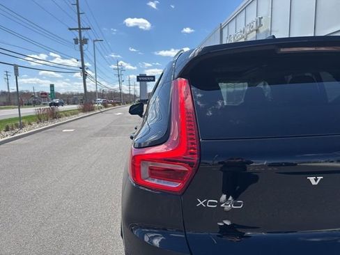 Used 2025 Volvo XC40 B5 Plus AWD/4WD image 10