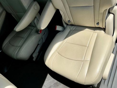 Used 2019 Buick Enclave Essence AWD/4WD image 27