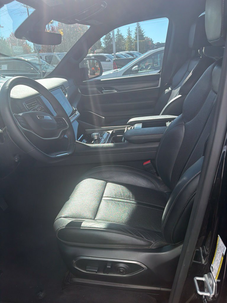 Certified 2024 Jeep Wagoneer L Series II w/ Flexible Seating Group AWD/4WD image 8