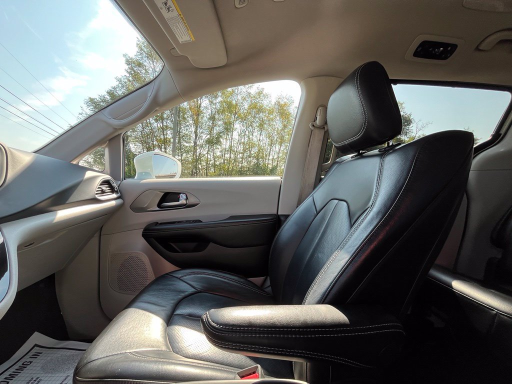 Used 2022 Chrysler Pacifica Touring-L w/ Uconnect Theater Family Group FWD image 25