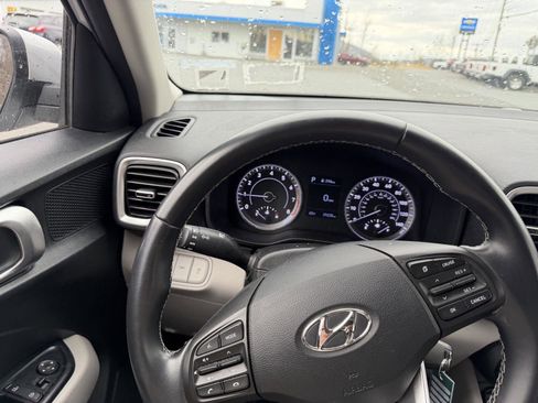 Used 2021 Hyundai Venue SEL image 21