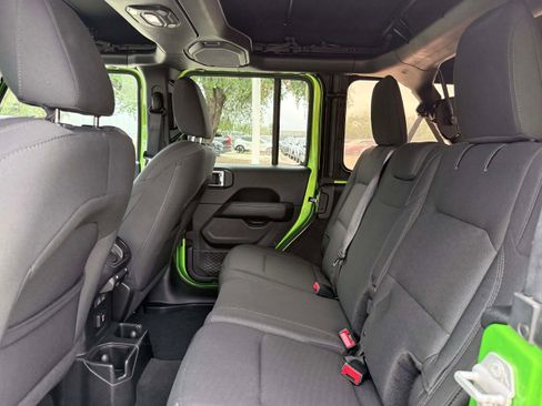 Used 2018 Jeep Wrangler Unlimited Sahara AWD/4WD image 13
