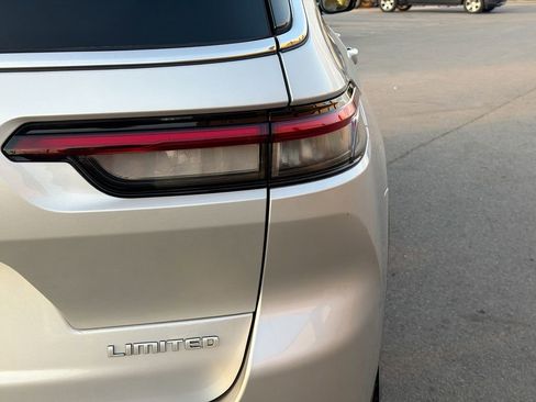 Used 2024 Jeep Grand Cherokee L Limited w/ Luxury Tech Group II image 11