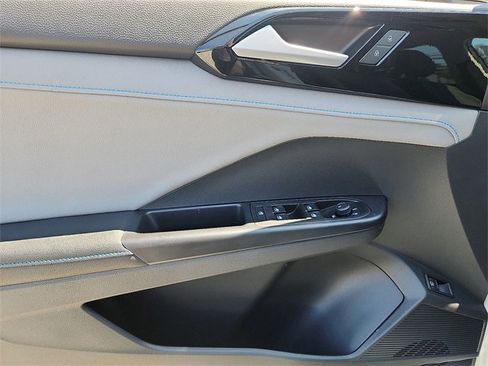 New 2024 Volkswagen Taos SE image 7