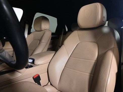 Certified 2023 Porsche Cayenne Platinum Edition AWD/4WD image 5