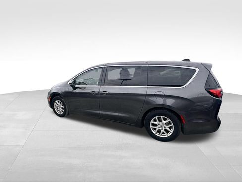 Used 2023 Chrysler Pacifica Touring-L image 2