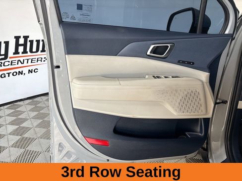Used 2025 Kia Carnival EX FWD image 7