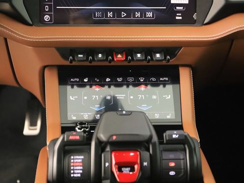 Used 2025 Lamborghini Urus SE AWD/4WD image 21
