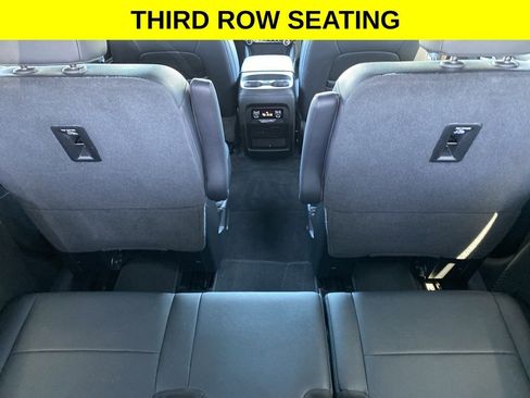 Used 2025 Chevrolet Traverse LT FWD image 8