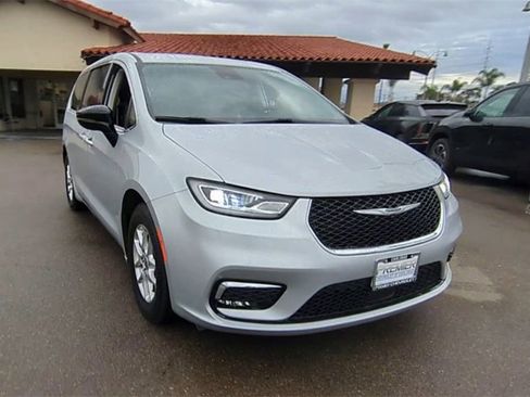 Used 2024 Chrysler Pacifica Touring-L image 2