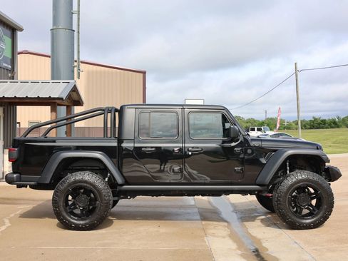 Used 2024 Jeep Gladiator Rubicon w/ Technology Group AWD/4WD image 2