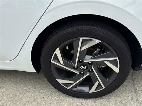 Used 2024 Hyundai Elantra SEL w/ Convenience Package FWD image 9