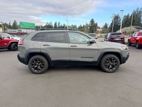 Used 2019 Jeep Cherokee Sport image 6