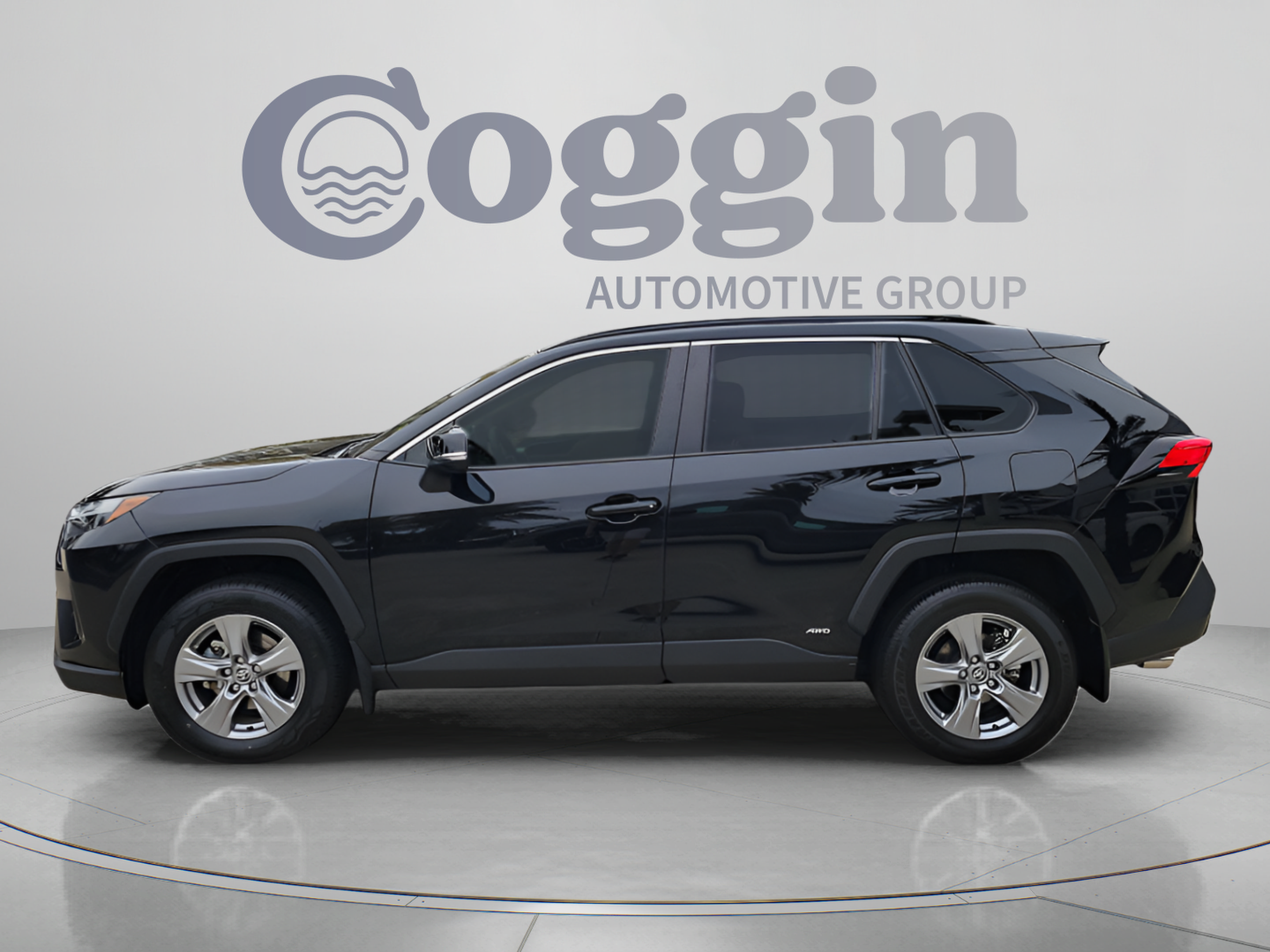 Used 2025 Toyota RAV4 LE AWD/4WD image 3