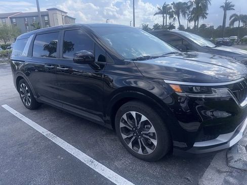 Used 2024 Kia Carnival EX image 3