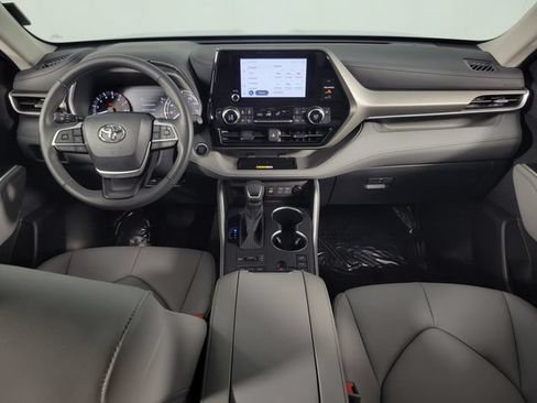 Used 2024 Toyota Highlander XLE AWD/4WD image 27