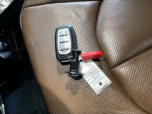 Used 2020 Chrysler Pacifica Limited w/ Tire & Wheel Group image 10