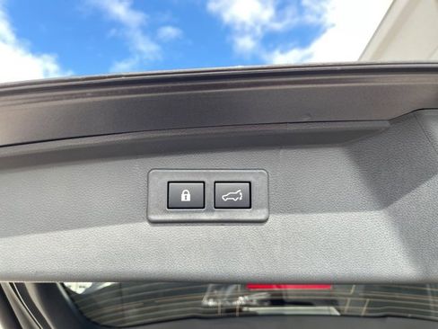 Used 2025 Subaru Outback Premium image 32