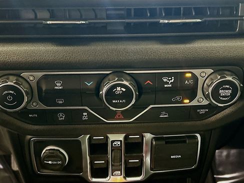 Used 2024 Jeep Gladiator Sport AWD/4WD image 13
