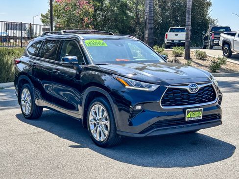 Used 2023 Toyota Highlander Limited FWD image 3