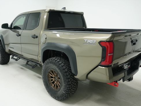 Used 2025 Toyota Tacoma TRD Off-Road AWD/4WD image 5