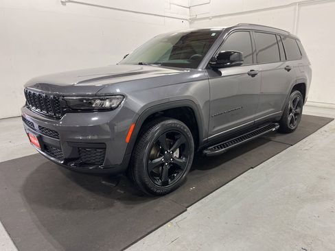 Used 2023 Jeep Grand Cherokee L Laredo image 3