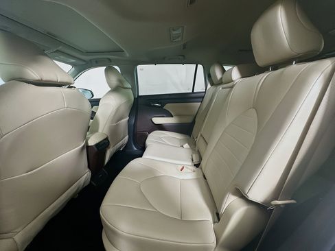 Used 2020 Toyota Highlander XLE image 28