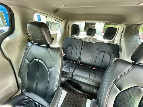 Used 2018 Chrysler Pacifica Touring-L FWD image 27