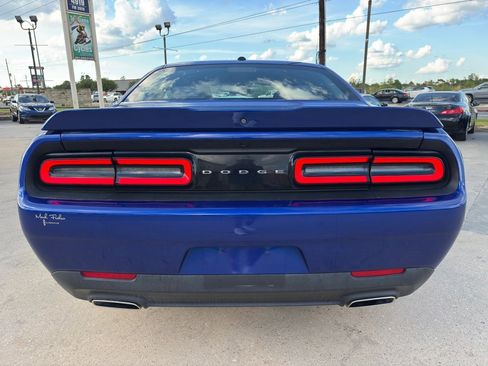 Used 2019 Dodge Challenger SXT image 9