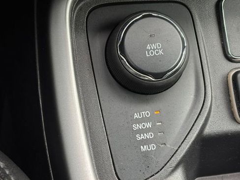 Used 2019 Jeep Compass Latitude w/ Popular Equipment Group AWD/4WD image 11