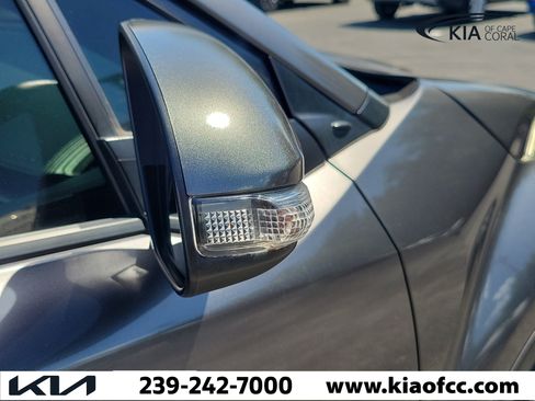 Used 2019 Toyota C-HR XLE FWD image 8