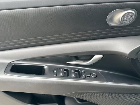 Certified 2025 Hyundai Elantra SE image 11