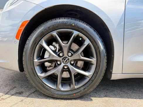 Used 2021 Chrysler Pacifica Limited w/ Uconnect Theater Family Group AWD/4WD image 5