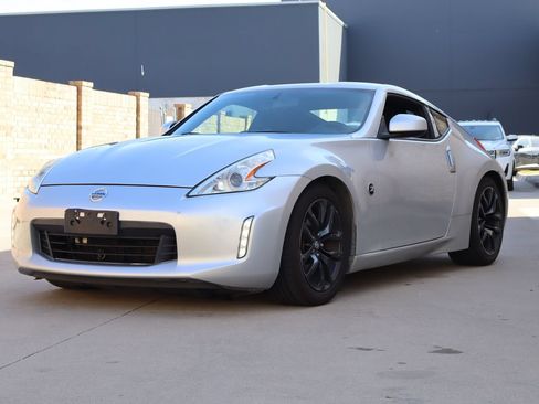 Used 2016 Nissan 370Z Coupe RWD image 2