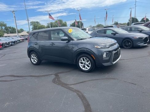 Used 2022 Kia Soul LX w/ Technology Package image 2