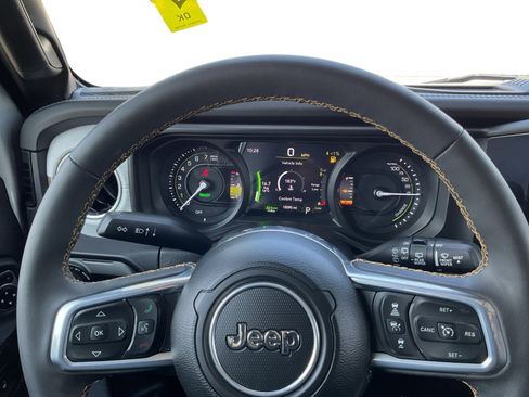 Used 2024 Jeep Wrangler Unlimited Sahara AWD/4WD image 12