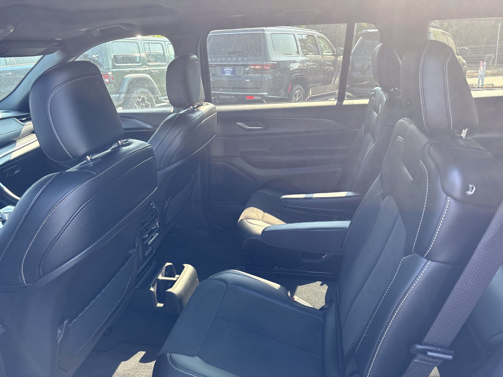 Used 2024 Jeep Grand Cherokee L Altitude AWD/4WD image 21