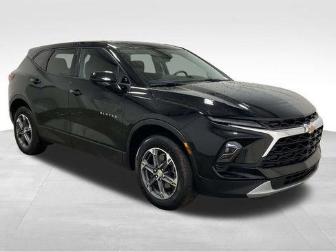 Used 2025 Chevrolet Blazer LT image 3