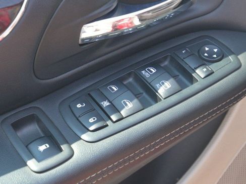 Used 2013 Chrysler Town & Country Touring FWD image 13