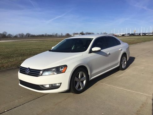 Used 2015 Volkswagen Passat 1.8T Limited Edition image 9