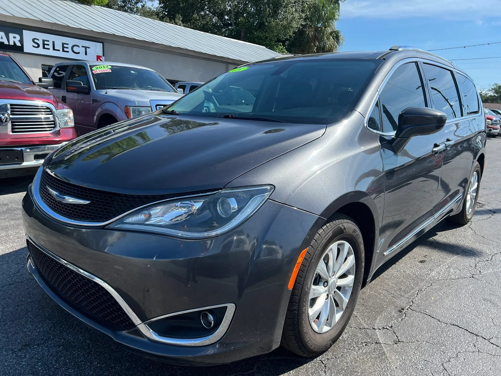 Used 2018 Chrysler Pacifica Touring-L FWD image 2