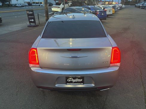 Used 2018 Chrysler 300 Touring L image 5