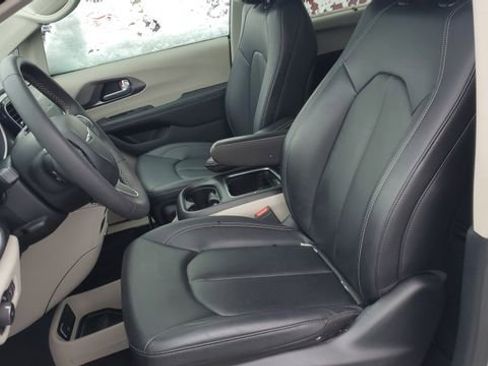 Certified 2024 Chrysler Pacifica Touring-L image 21