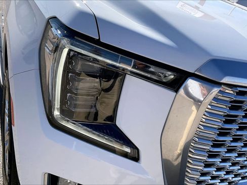 Used 2024 GMC Yukon XL Denali image 27